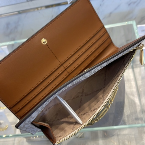 Michael Kors Reed Large Bifold Signature Snap Wallet Card Case 
Vanilla 
NWT - Picture 10 of 16